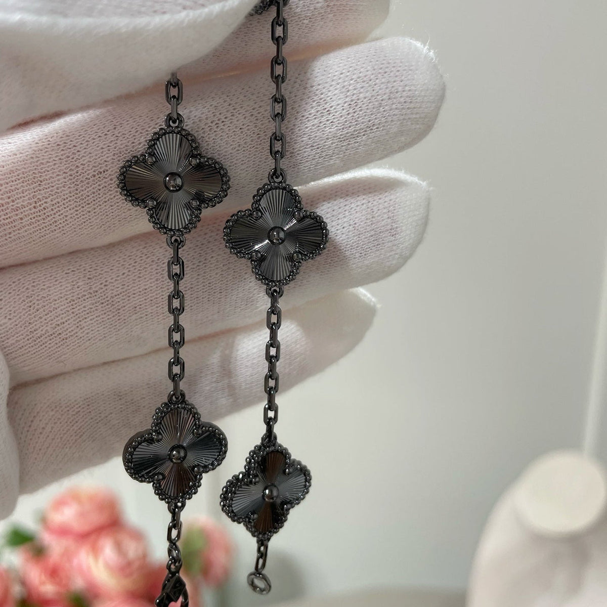 [LumiVibe]CLOVER 5 MOTIF BLACK BRACELET
