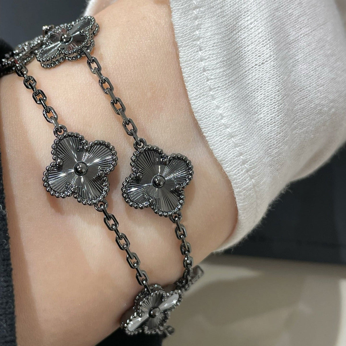[LumiVibe]CLOVER 5 MOTIF BLACK BRACELET