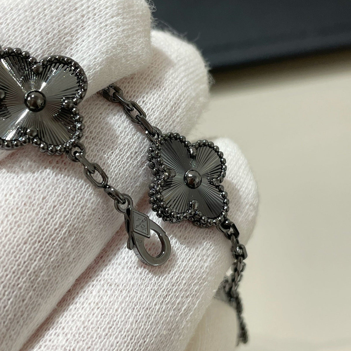 [LumiVibe]CLOVER 5 MOTIF BLACK BRACELET