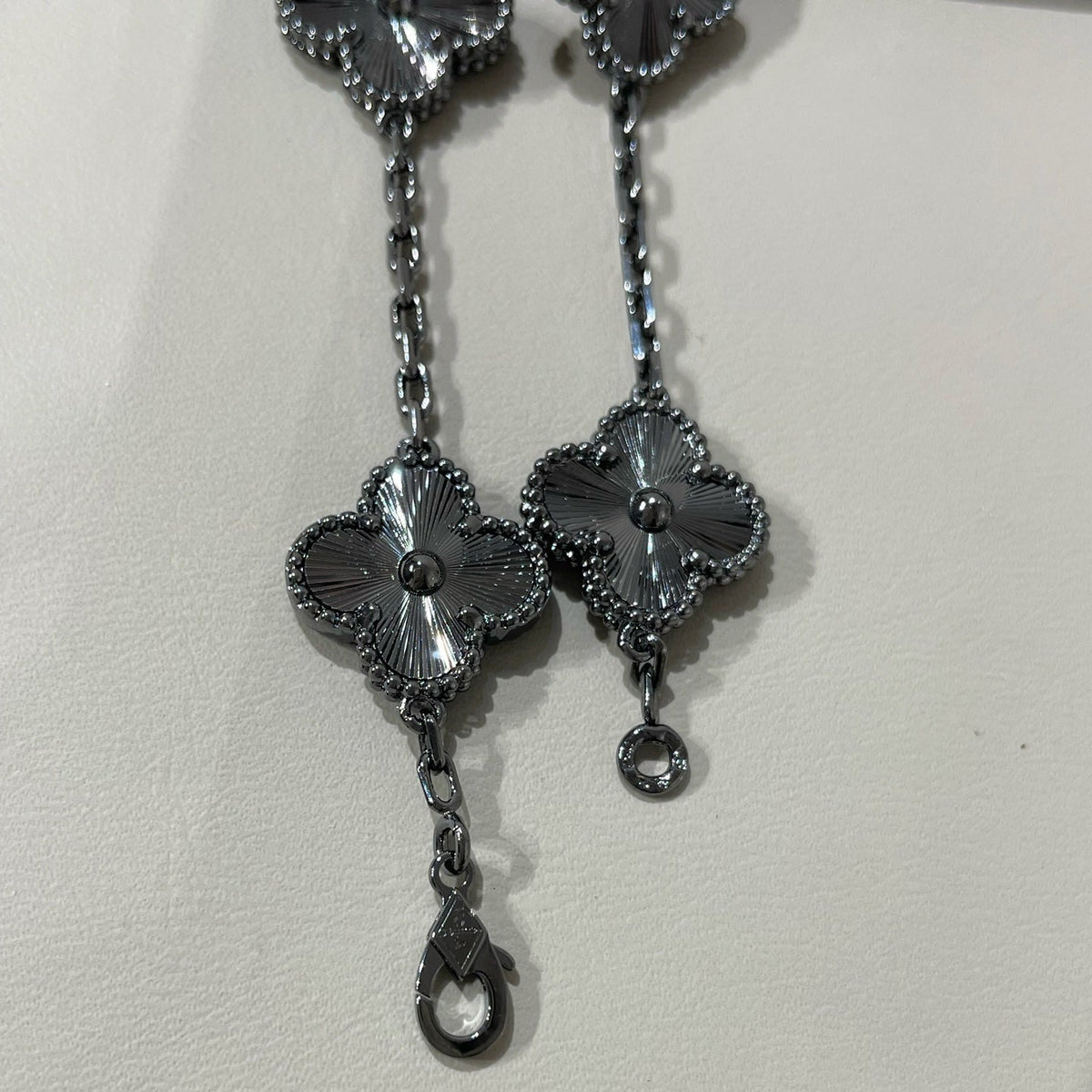 [LumiVibe]CLOVER 5 MOTIF BLACK BRACELET