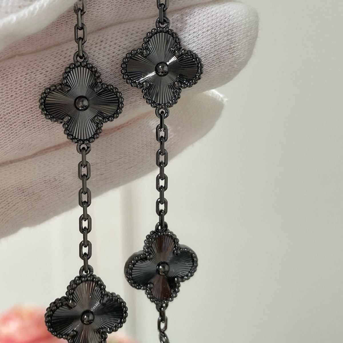 [LumiVibe]CLOVER 5 MOTIF BLACK BRACELET