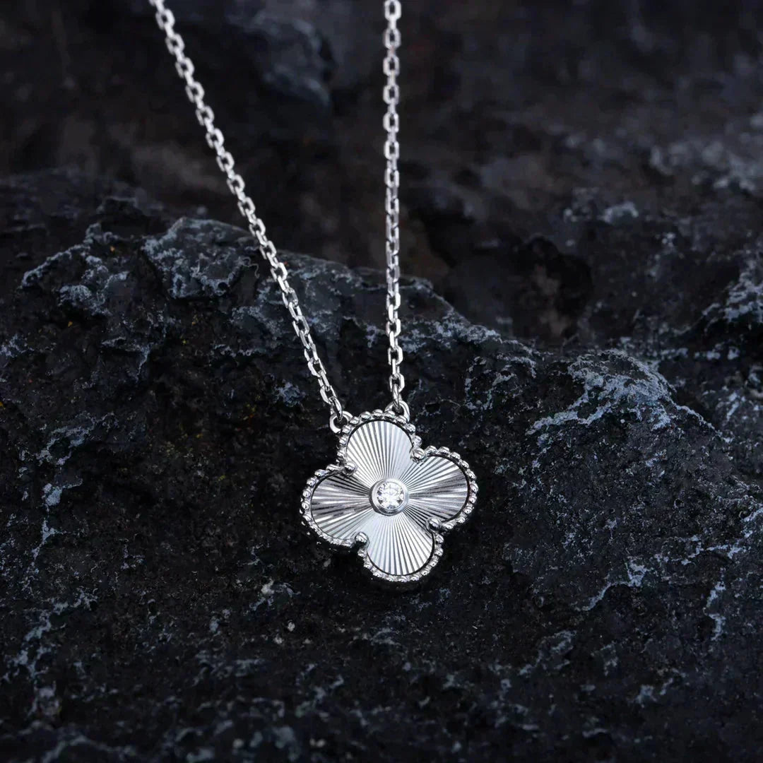 [LumiVibe]CLOVER  15MM DIAMOND LASER NECKLACE SILVER