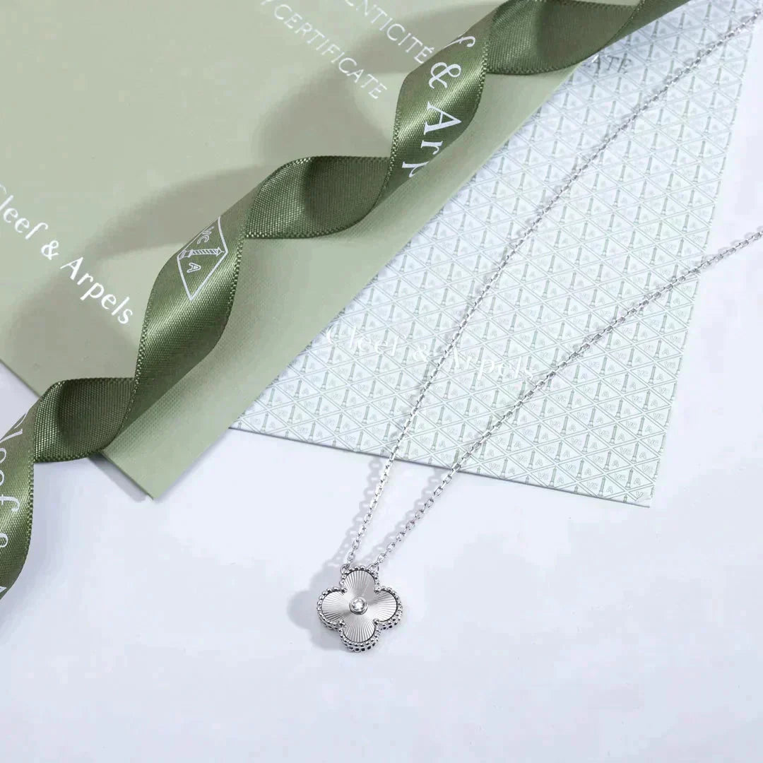 [LumiVibe]CLOVER  15MM DIAMOND LASER NECKLACE SILVER
