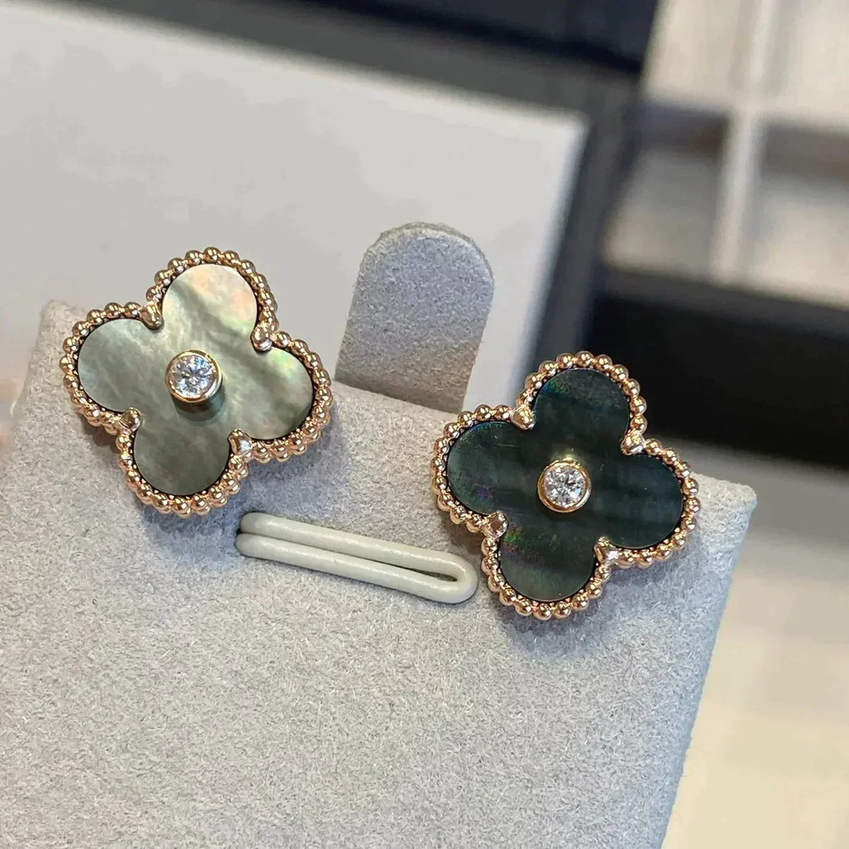 [LumiVibe]CLOVER MEDIUM 1 MOTIFS GRAY MOP  DIAMOND EARRINGS
