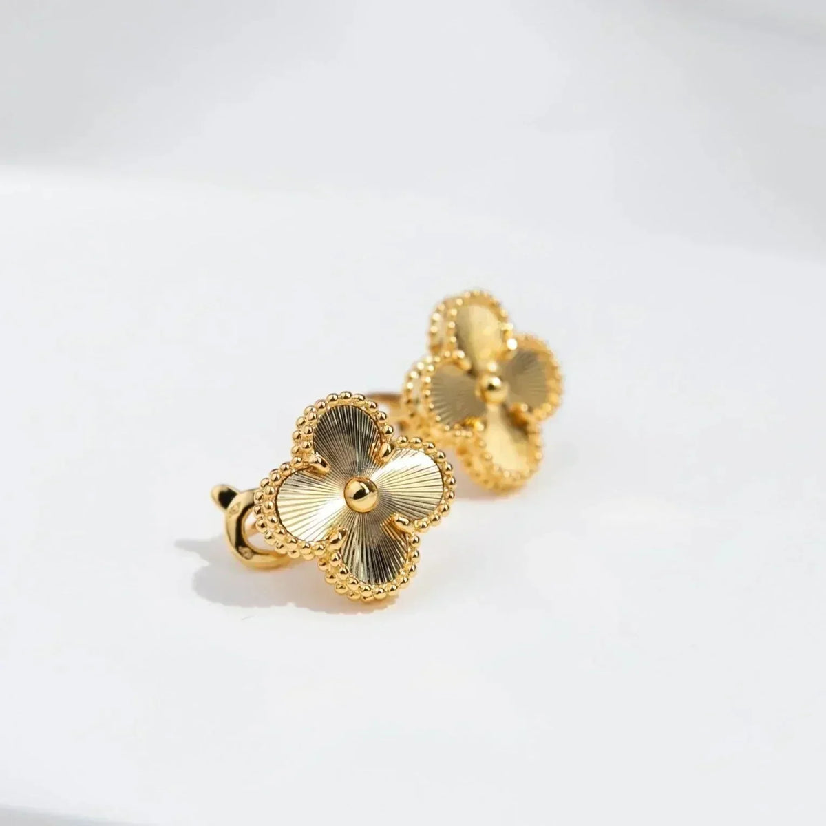 [LumiVibe]CLOVER MEDIUM 1 MOTIFS LASER EARRINGS