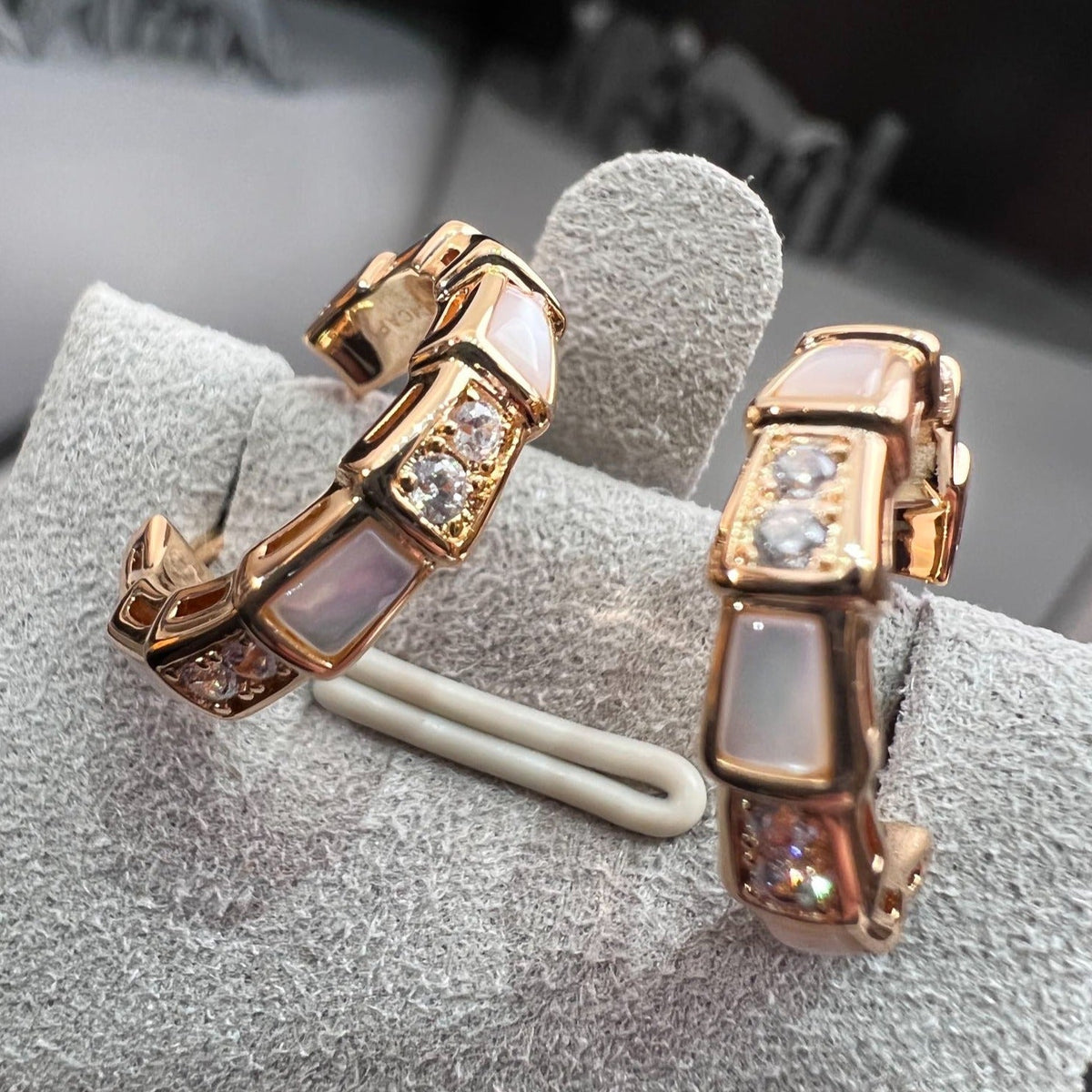 [LumiVibe]SERPENTI MOP PINK GOLD EARRINGS