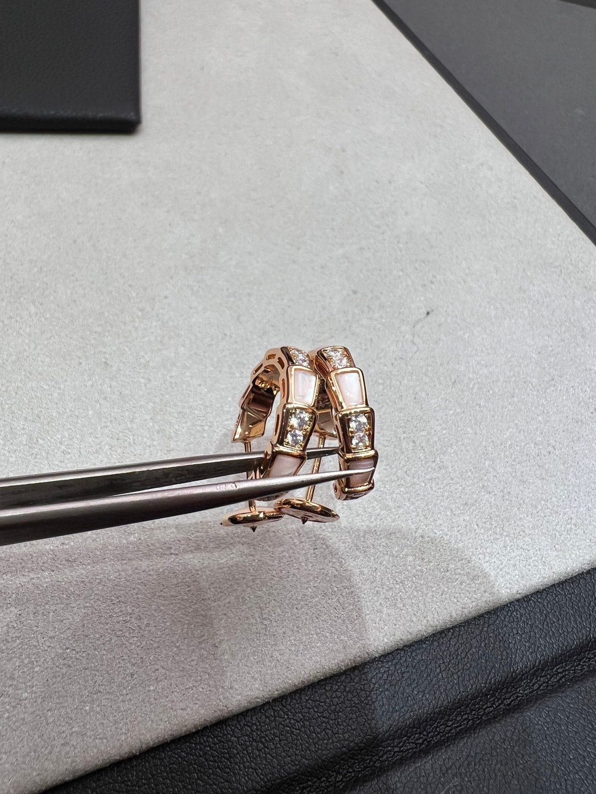 [LumiVibe]SERPENTI MOP PINK GOLD EARRINGS