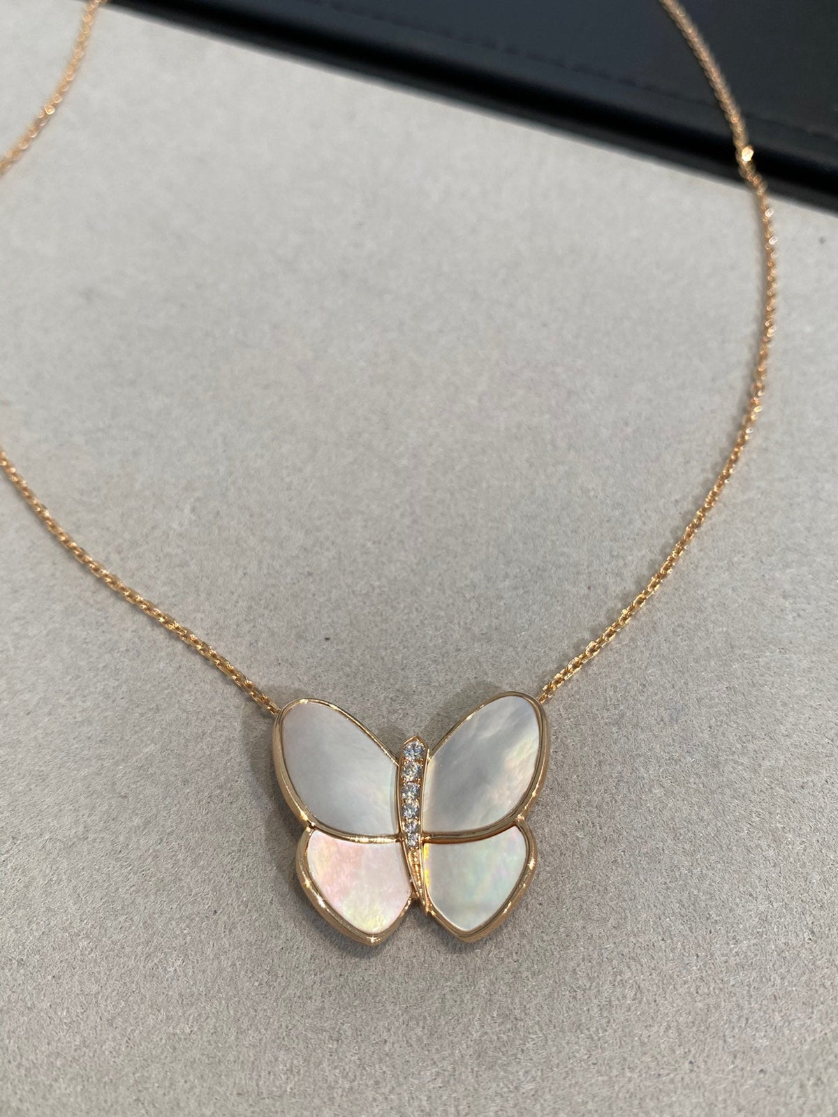 [LumiVibe]BUTTERFLY GOLD MOP DIAMOND NECKLACE