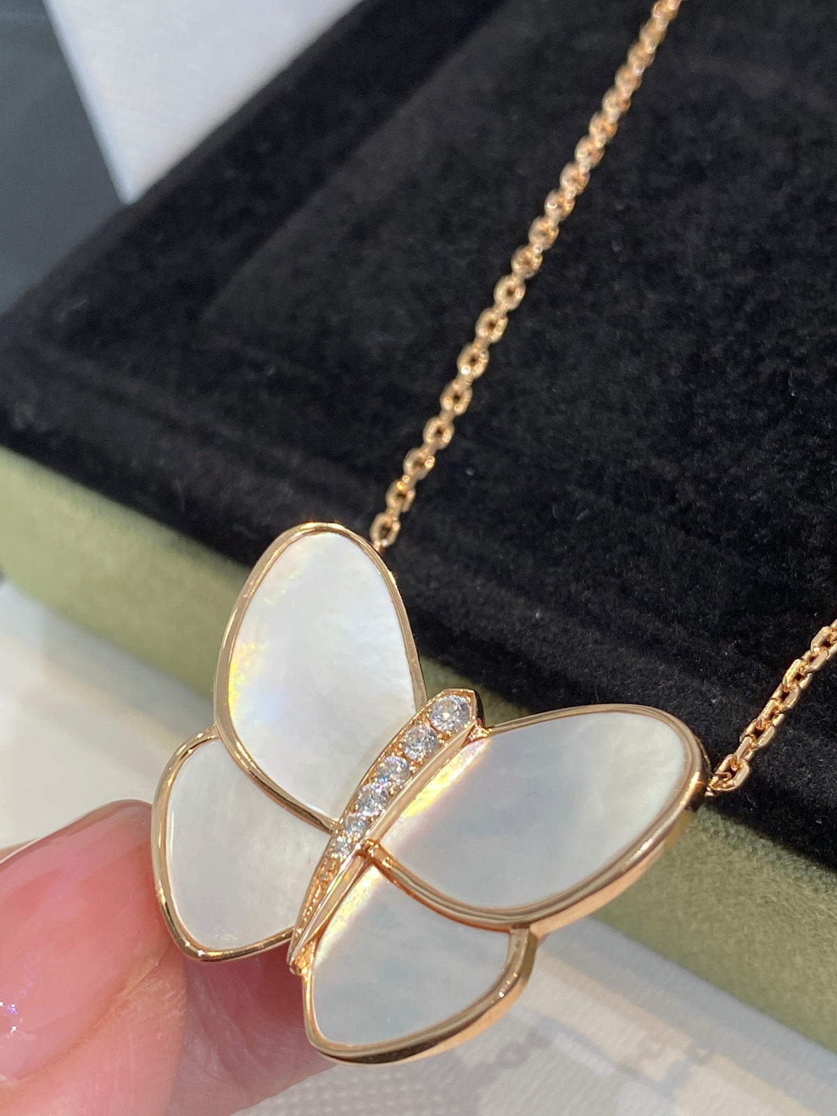 [LumiVibe]BUTTERFLY GOLD MOP DIAMOND NECKLACE