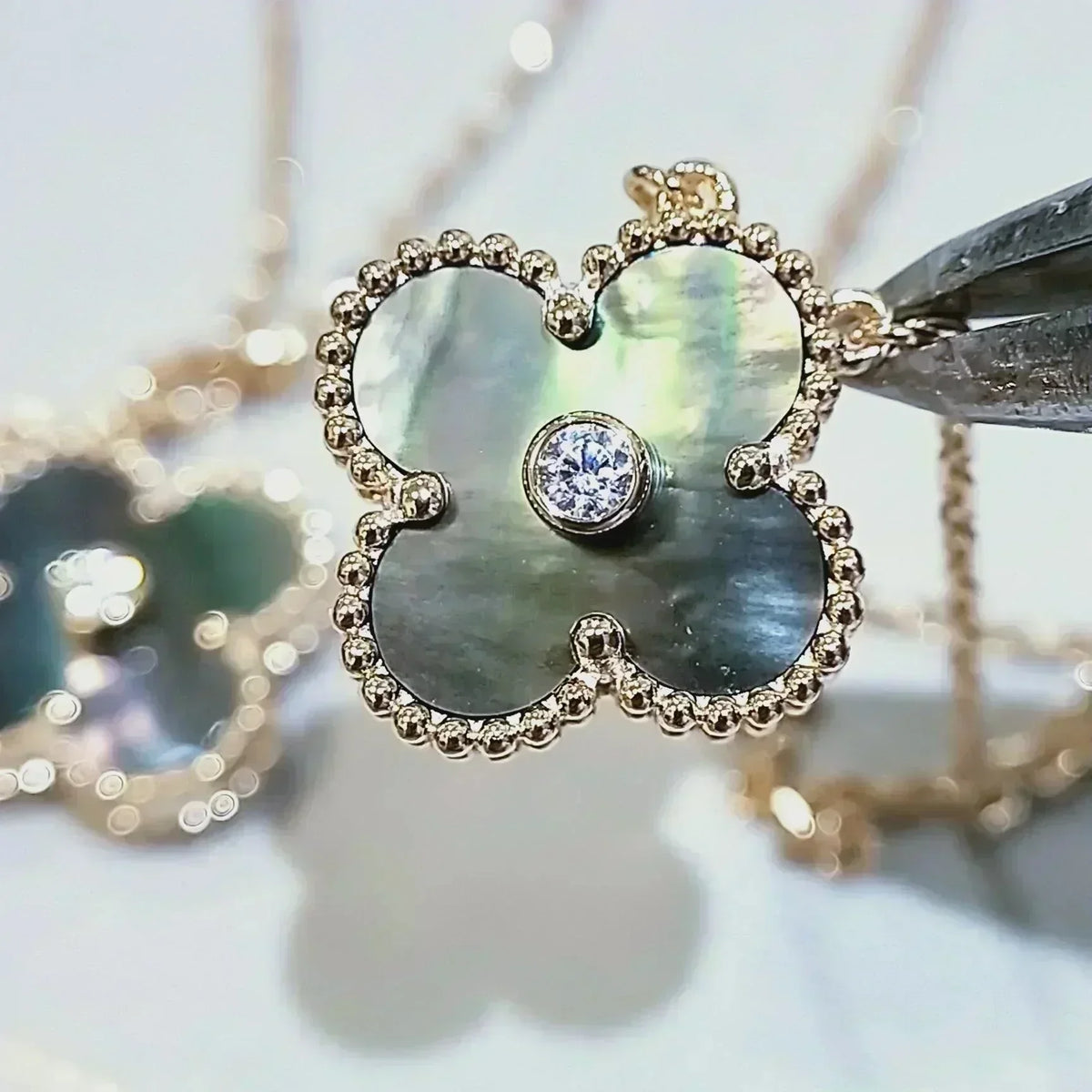 [LumiVibe]CLOVER 15MM DIAMOND AND MOTHER-OF-GREY NECKLACE