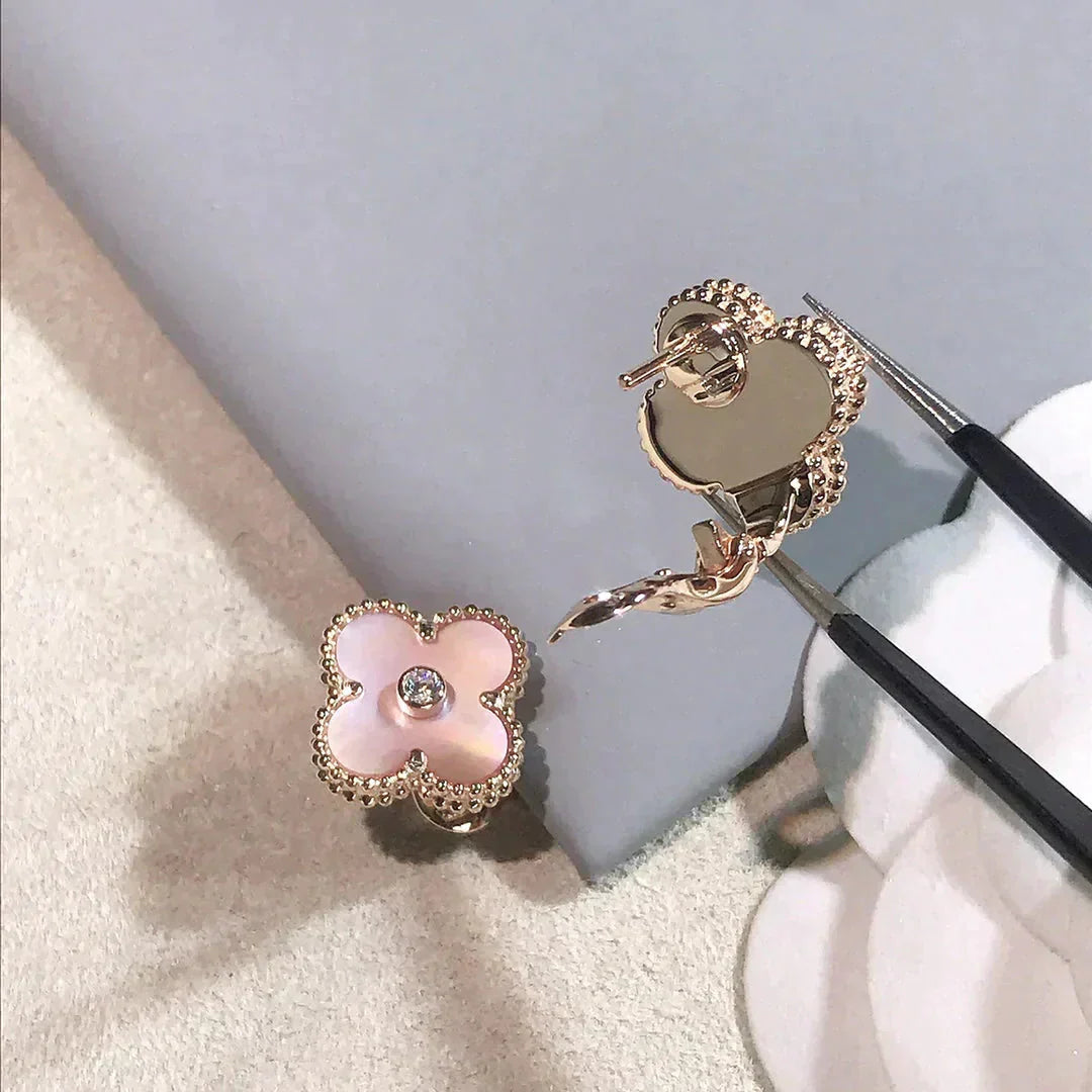 [LumiVibe]CLOVER MEDIUM 1 MOTIFS  PINK MOP DIAMOND EARRINGS