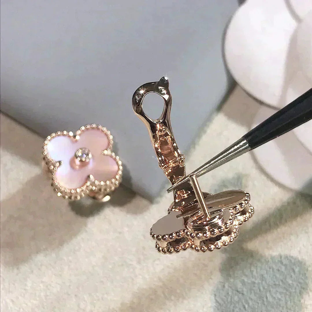 [LumiVibe]CLOVER MEDIUM 1 MOTIFS  PINK MOP DIAMOND EARRINGS