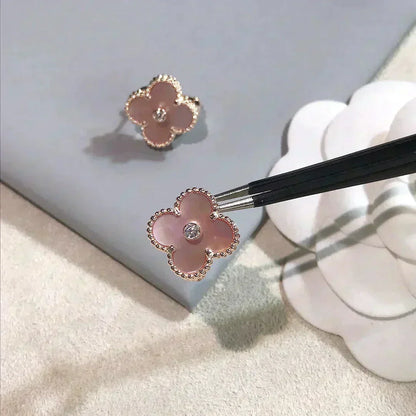 [LumiVibe]CLOVER MEDIUM 1 MOTIFS  PINK MOP DIAMOND EARRINGS