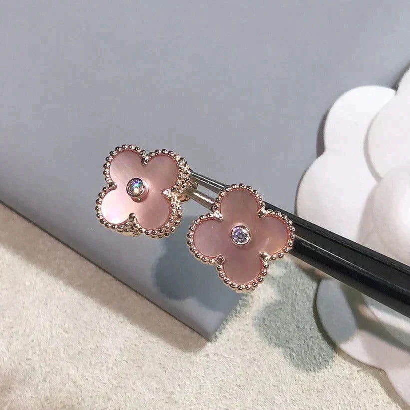 [LumiVibe]CLOVER MEDIUM 1 MOTIFS  PINK MOP DIAMOND EARRINGS