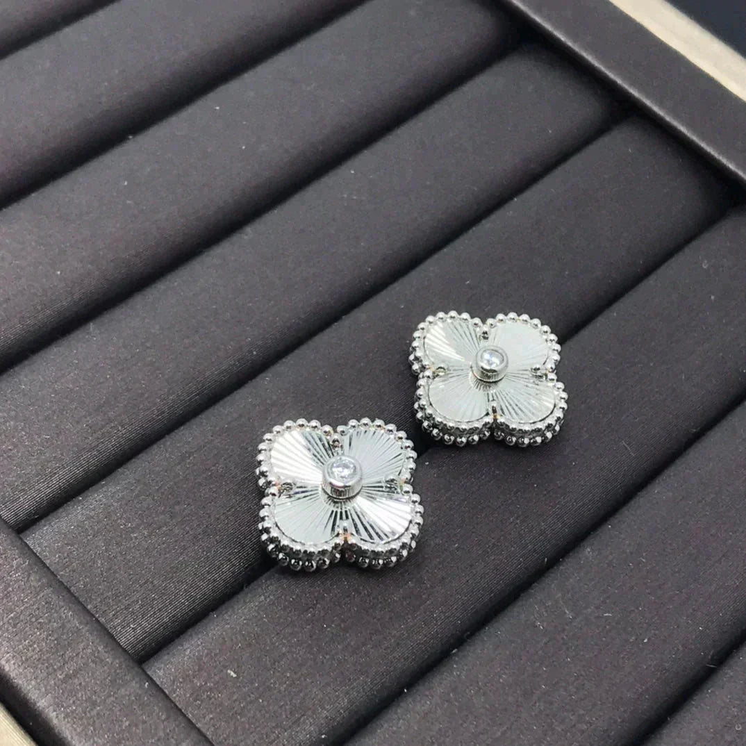 [LumiVibe]CLOVER MINI 9.5MM LASER EARRINGS