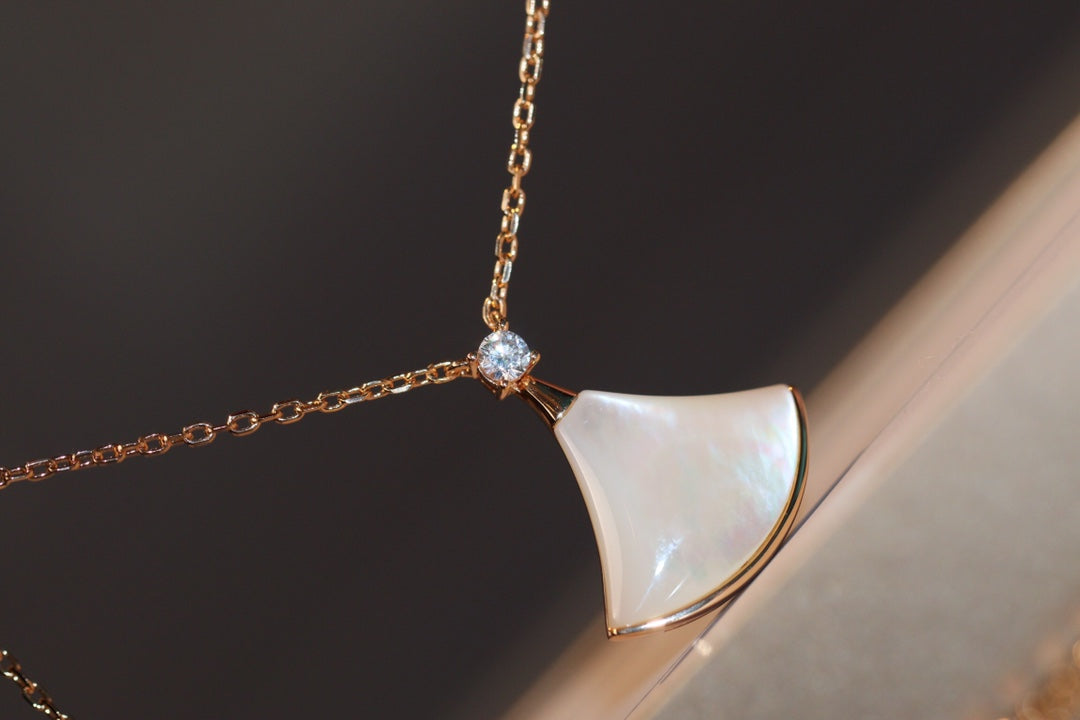 [LumiVibe]DREAM NECKLACE WHITE MOP PINK GOLD 1 DIAMOND