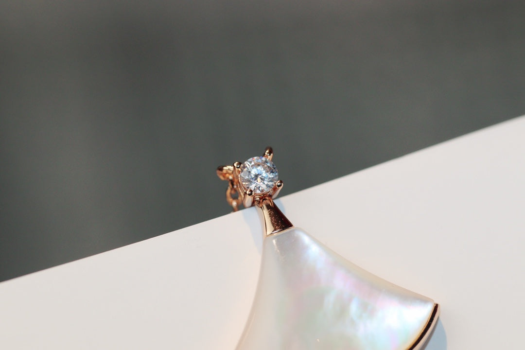 [LumiVibe]DREAM NECKLACE WHITE MOP PINK GOLD 1 DIAMOND