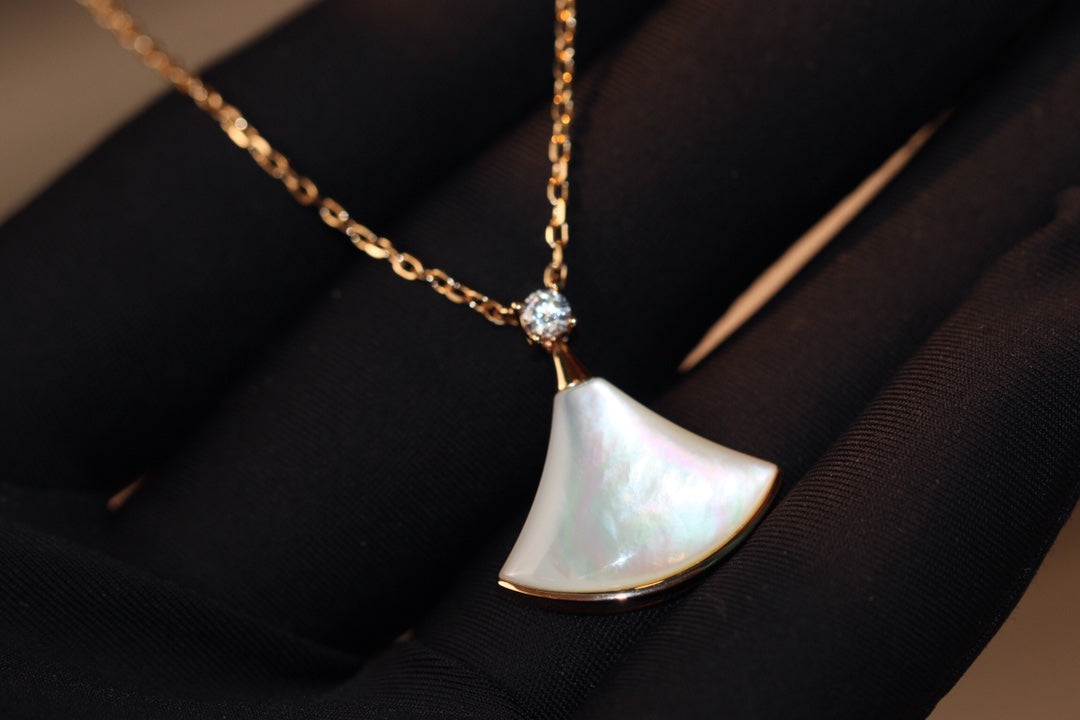 [LumiVibe]DREAM NECKLACE WHITE MOP PINK GOLD 1 DIAMOND