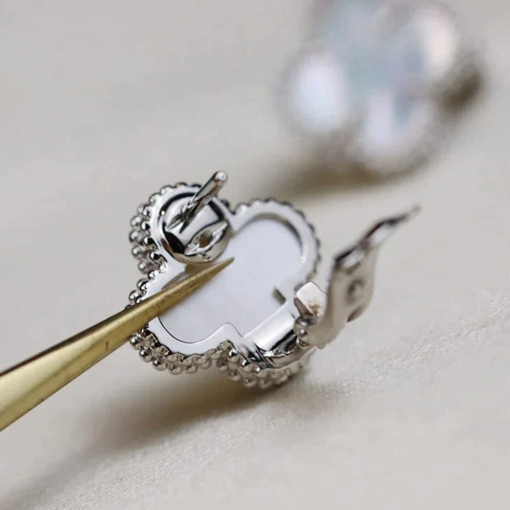 [LumiVibe]CLOVER MEDIUM 1 MOTIFS  WHITE MOP EARRINGS SILVER