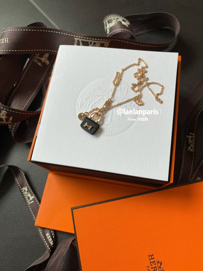[LumiVibe]CONSTANCE BLACK PEDANT PINK GOLD NECKLACE