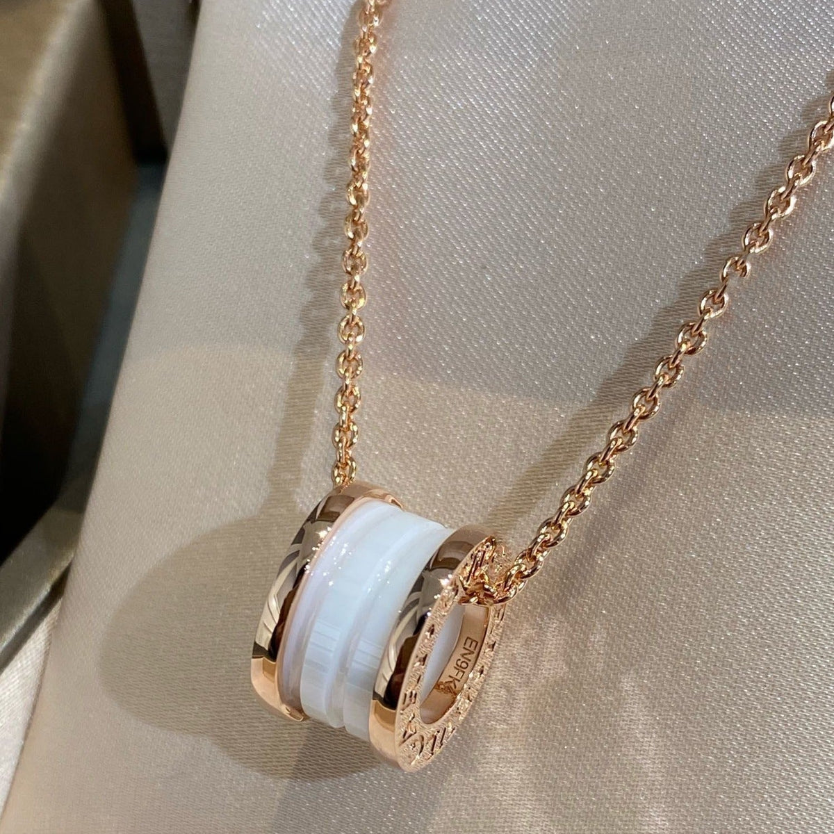 [LumiVibe]ZERO 1 WHITE CERAMIC PINK GOLD NECKLACE