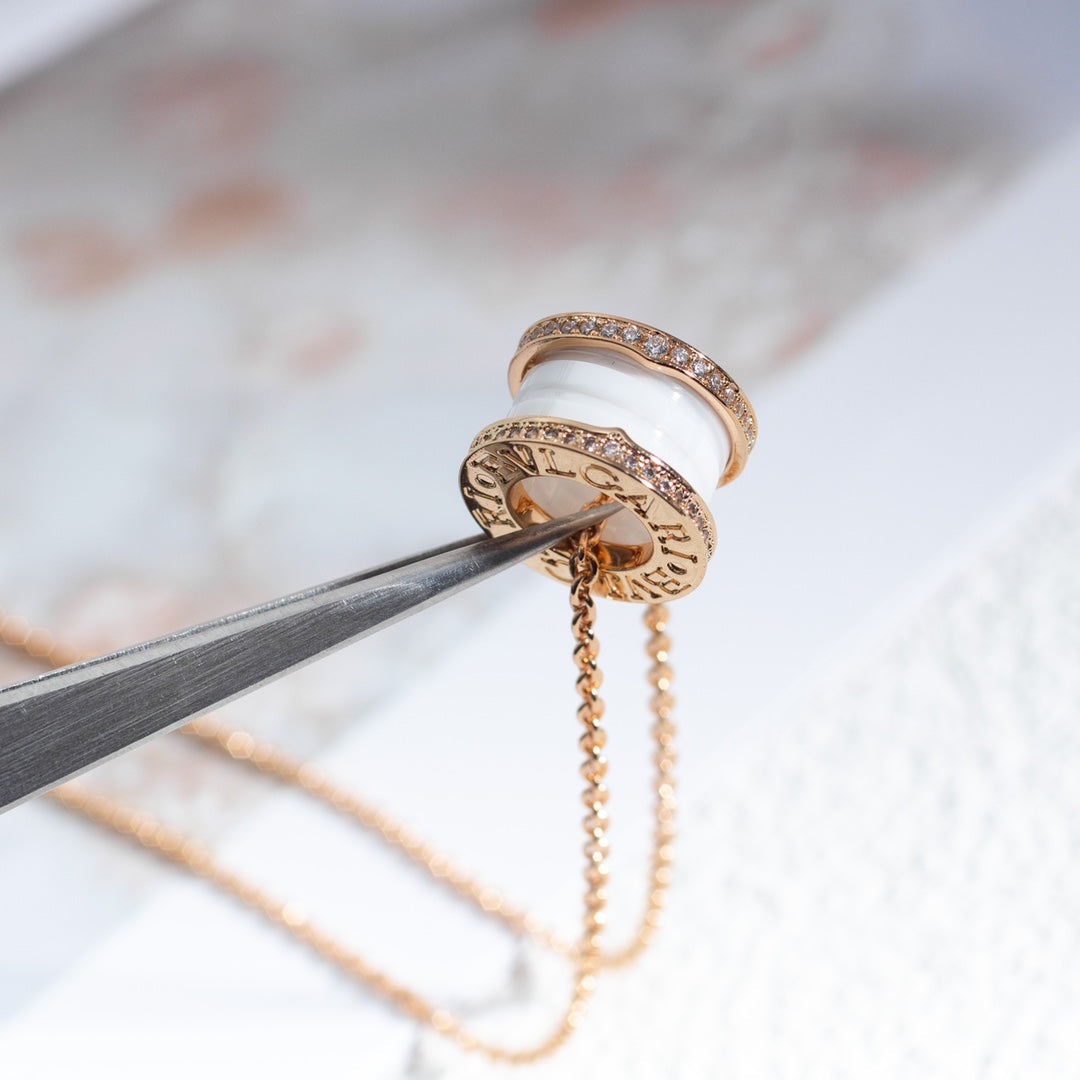 [LumiVibe]ZERO 1 WHITE CERAMIC PINK GOLD DIAMOND NECKLACE