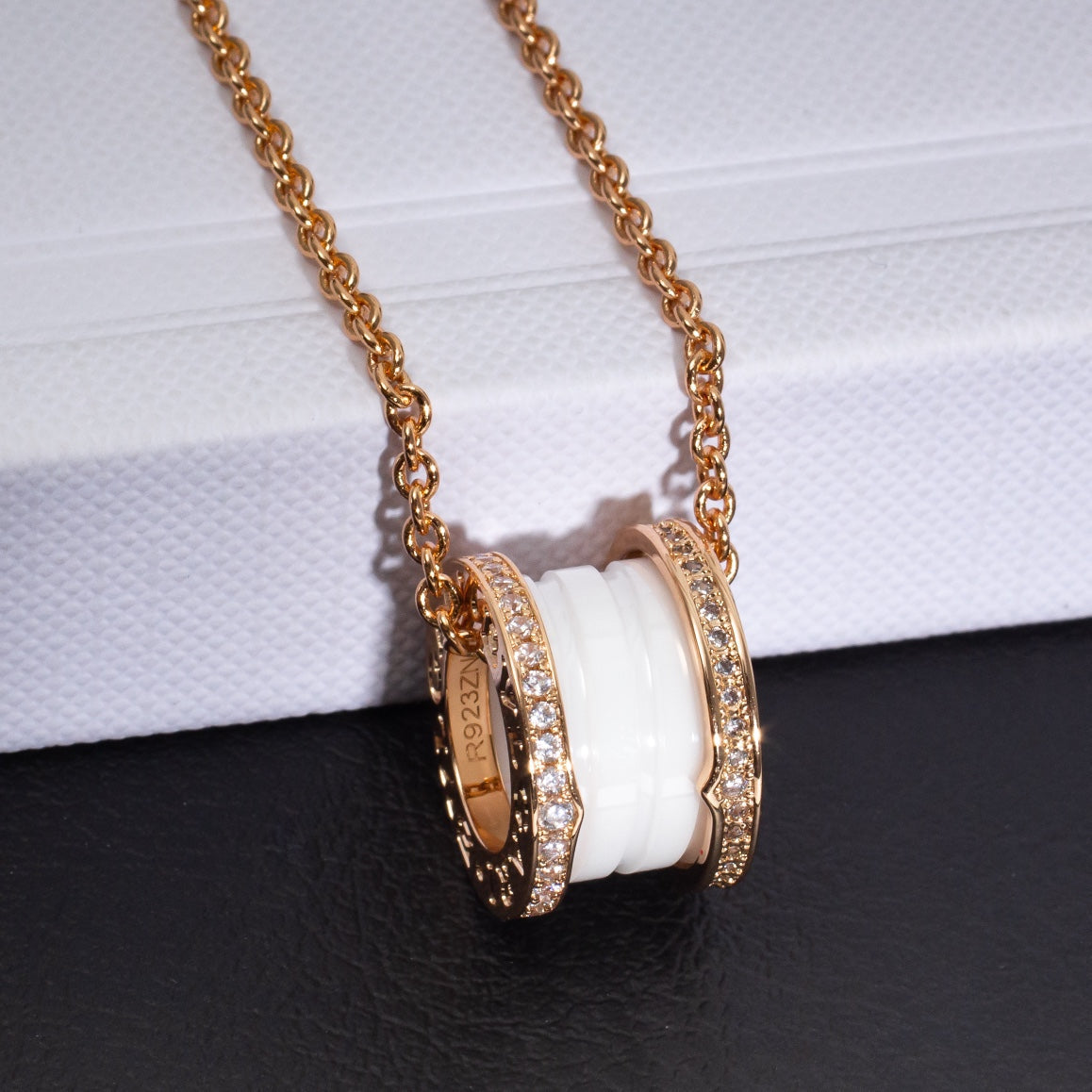 [LumiVibe]ZERO 1 WHITE CERAMIC PINK GOLD DIAMOND NECKLACE