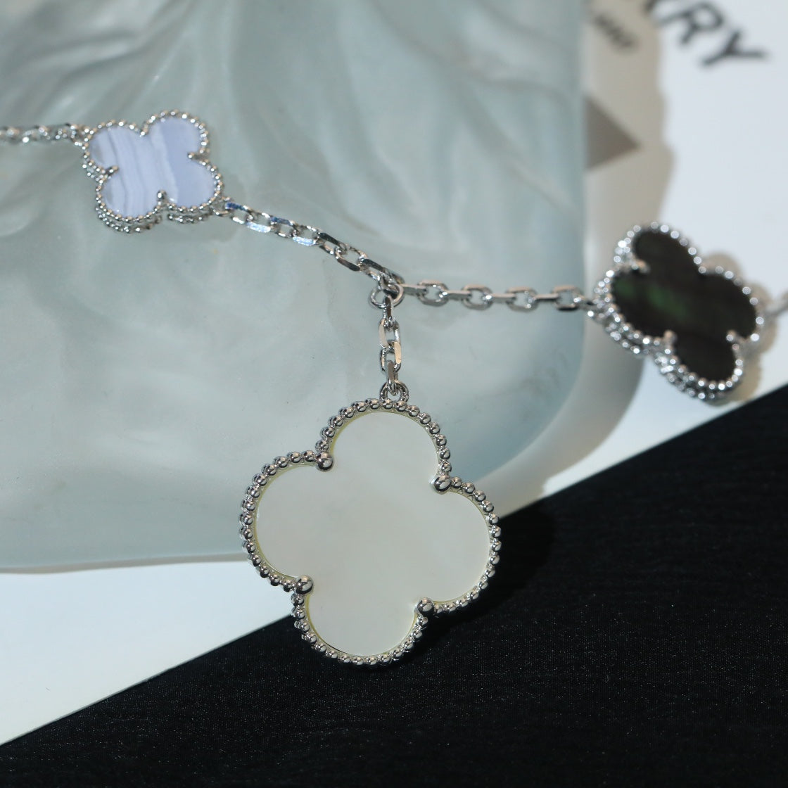 [LumiVibe]CLOVER BRACELET 5 MOTIFS MOP CHALCEDONY SILVER