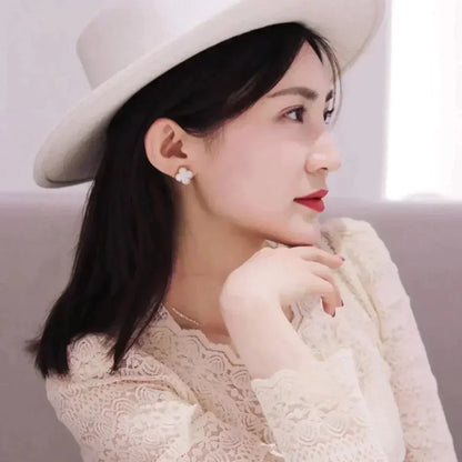[LumiVibe]CLOVER MEDIUM 1 MOTIFS  WHITE MOP STUD EARRINGS