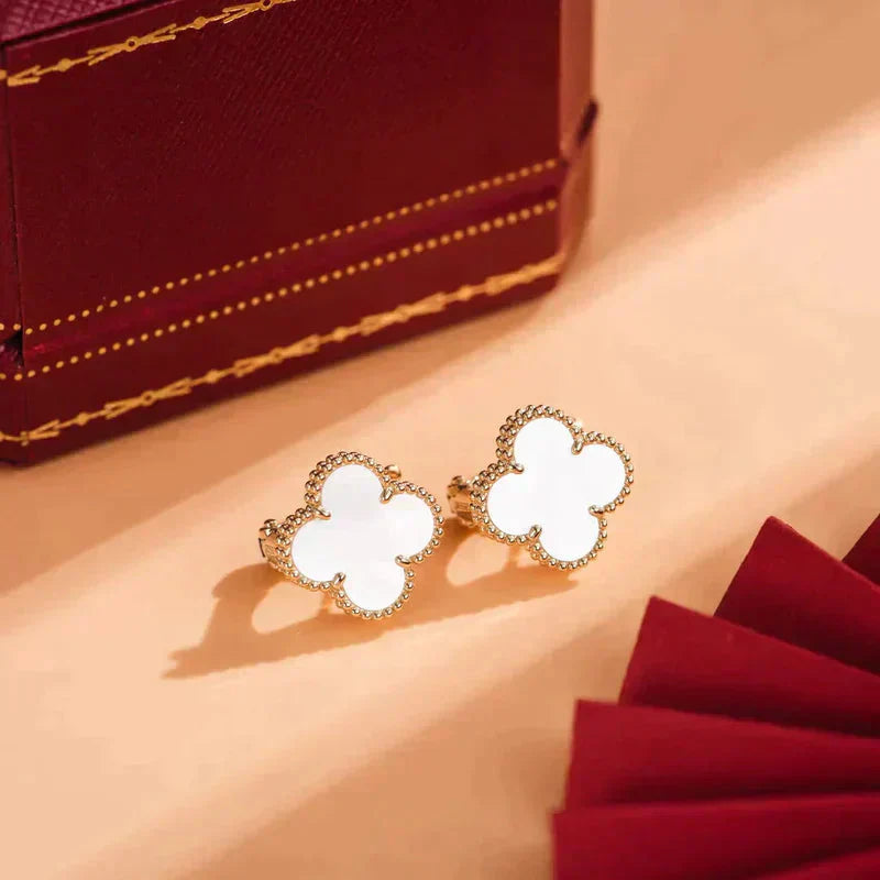 [LumiVibe]CLOVER MEDIUM 1 MOTIFS  WHITE MOP STUD EARRINGS