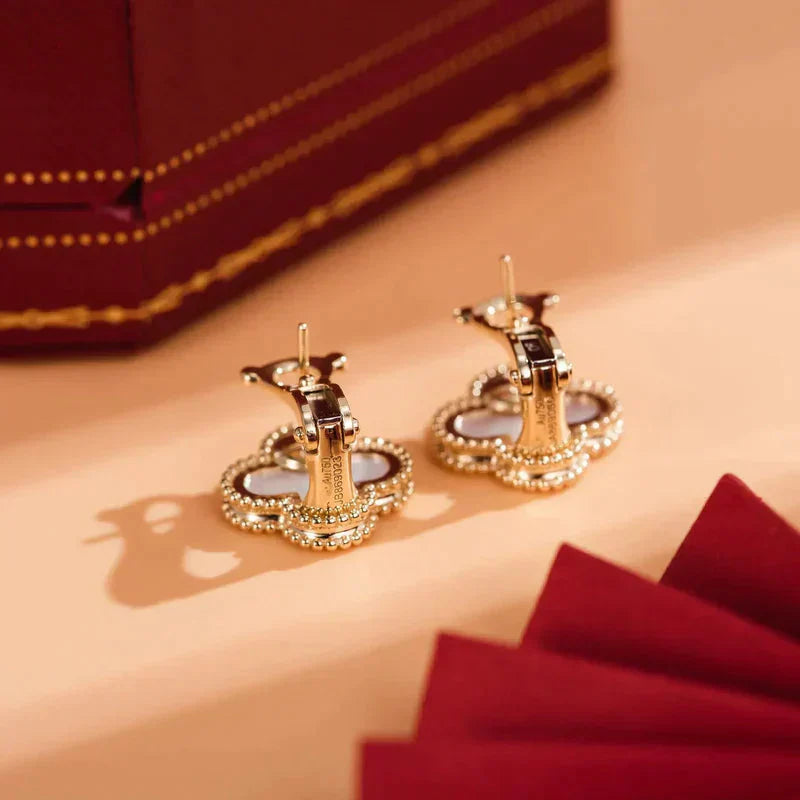 [LumiVibe]CLOVER MEDIUM 1 MOTIFS  WHITE MOP STUD EARRINGS