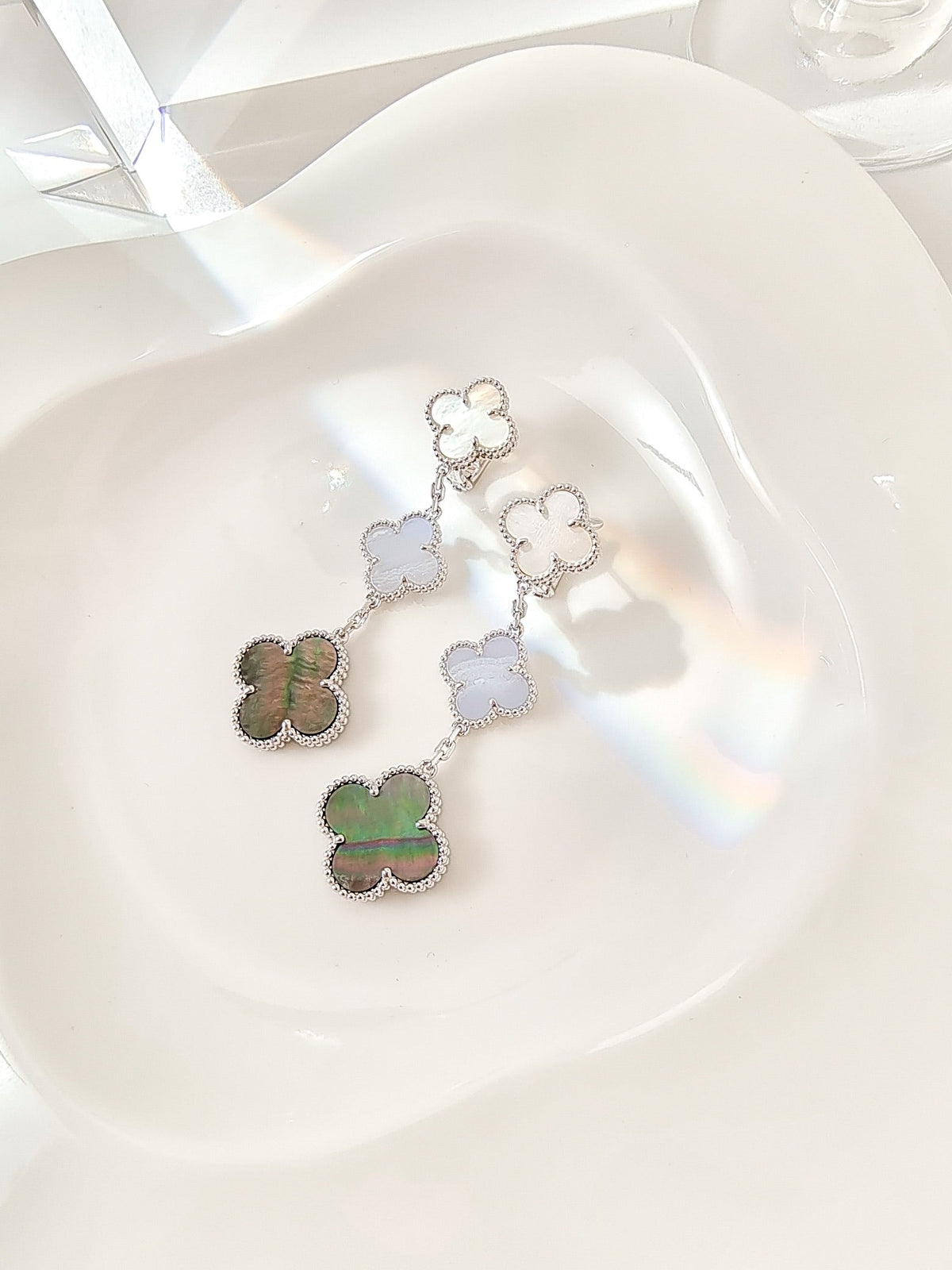 [LumiVibe]CLOVER 3 MOTIFS CHALCEDONY DARK MOP SILVER EARRINGS