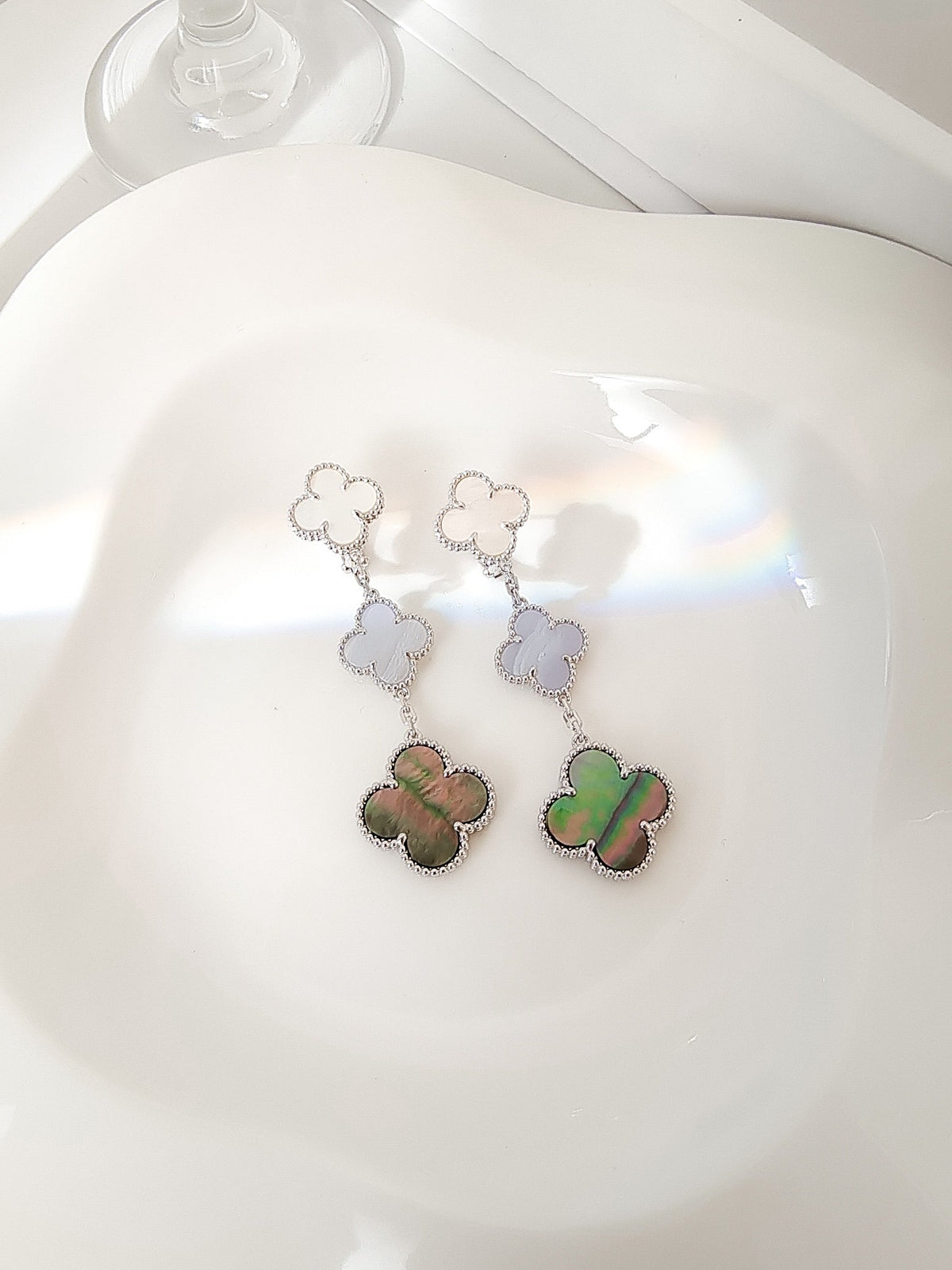 [LumiVibe]CLOVER 3 MOTIFS CHALCEDONY DARK MOP SILVER EARRINGS