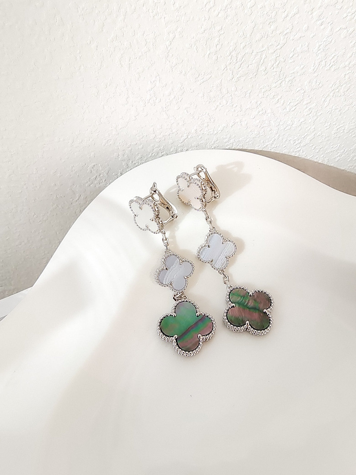 [LumiVibe]CLOVER 3 MOTIFS CHALCEDONY DARK MOP SILVER EARRINGS