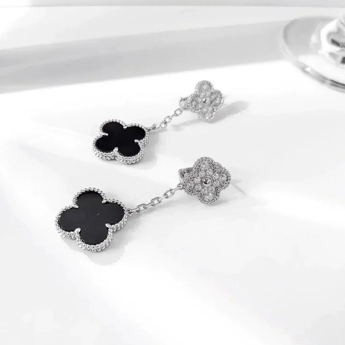 [LumiVibe]CLOVER 2 MOTIFS  DIAMOND ONYX EARRINGS SILVER