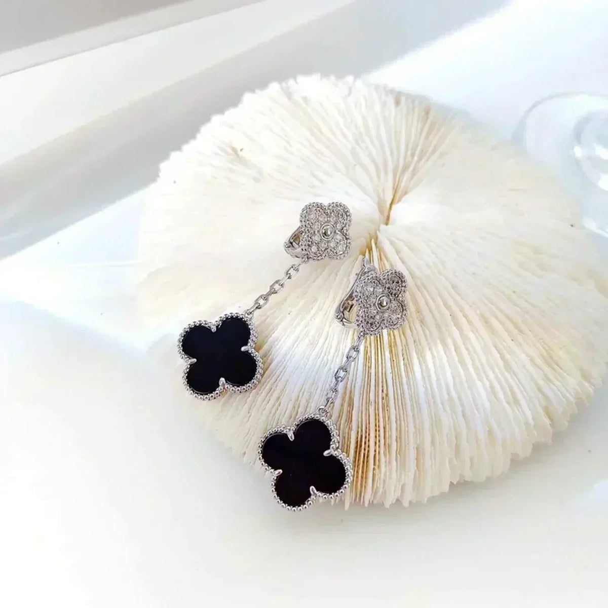 [LumiVibe]CLOVER 2 MOTIFS  DIAMOND ONYX EARRINGS SILVER