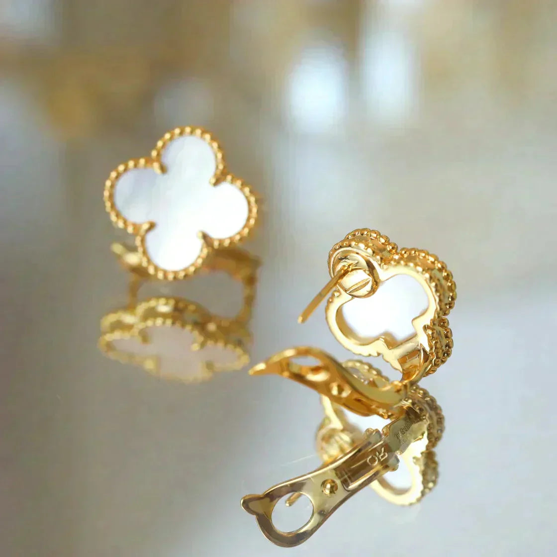 [LumiVibe]CLOVER MEDIUM 1 MOTIFS  WHITE MOP STUD EARRINGS