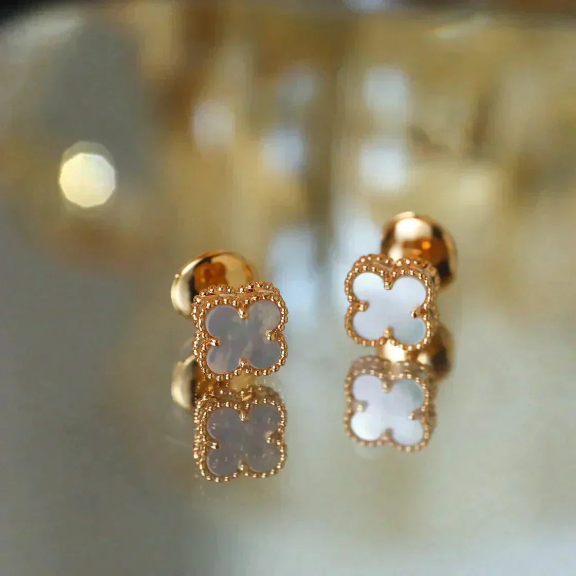 [LumiVibe]CLOVER MINI 9.5MM WHITE MOP EARRINGS