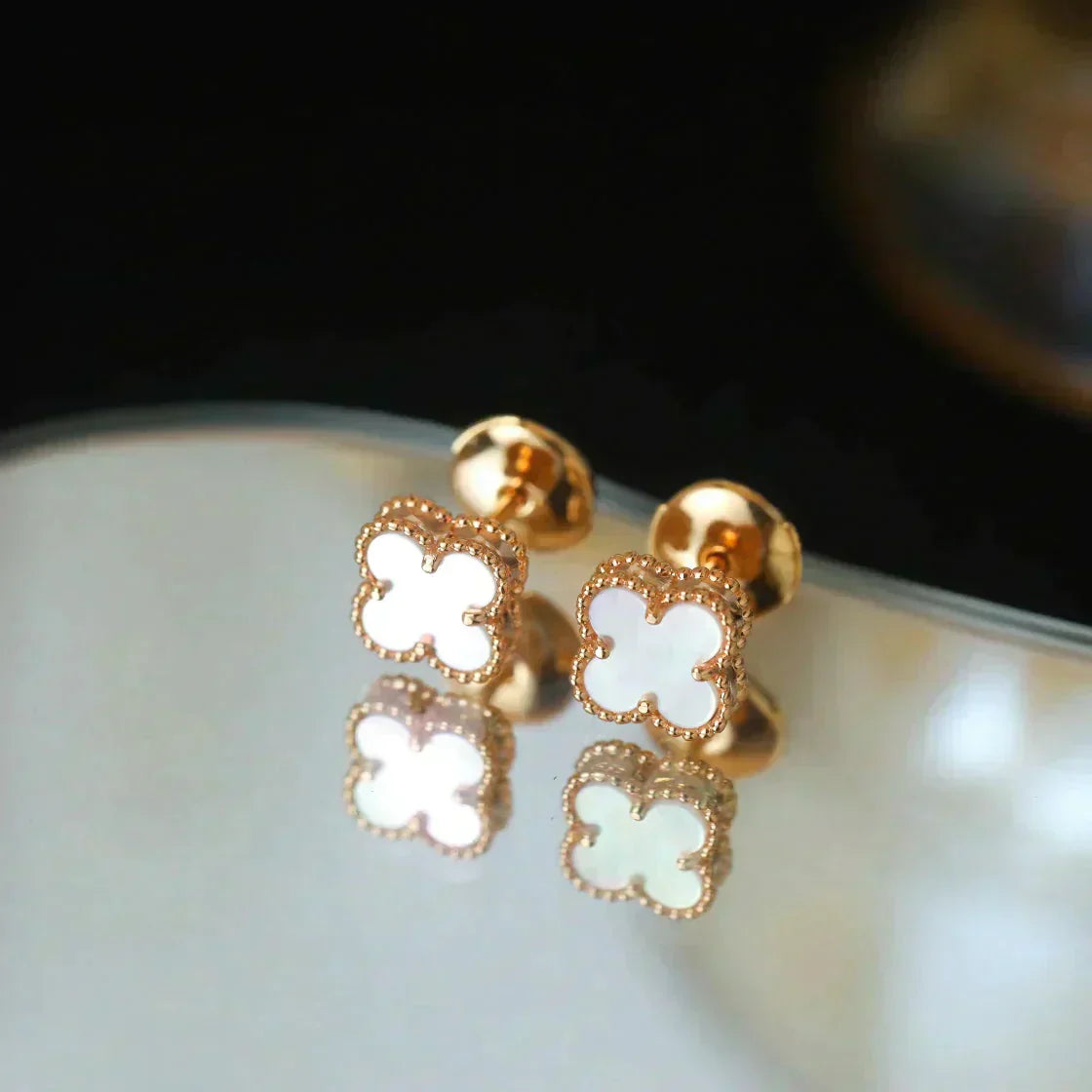 [LumiVibe]CLOVER MINI 9.5MM WHITE MOP EARRINGS