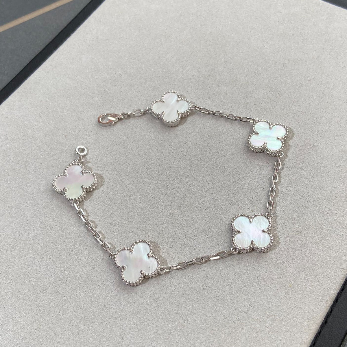 [LumiVibe]CLOVER WHITE PEARL MOP 5 MOTIF BRACELET COLLECTION