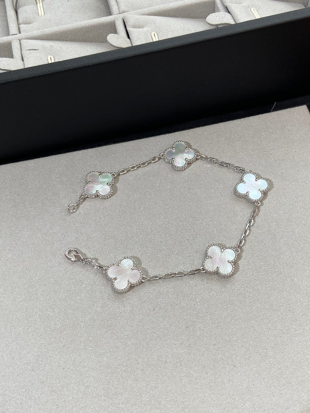 [LumiVibe]CLOVER WHITE PEARL MOP 5 MOTIF BRACELET COLLECTION