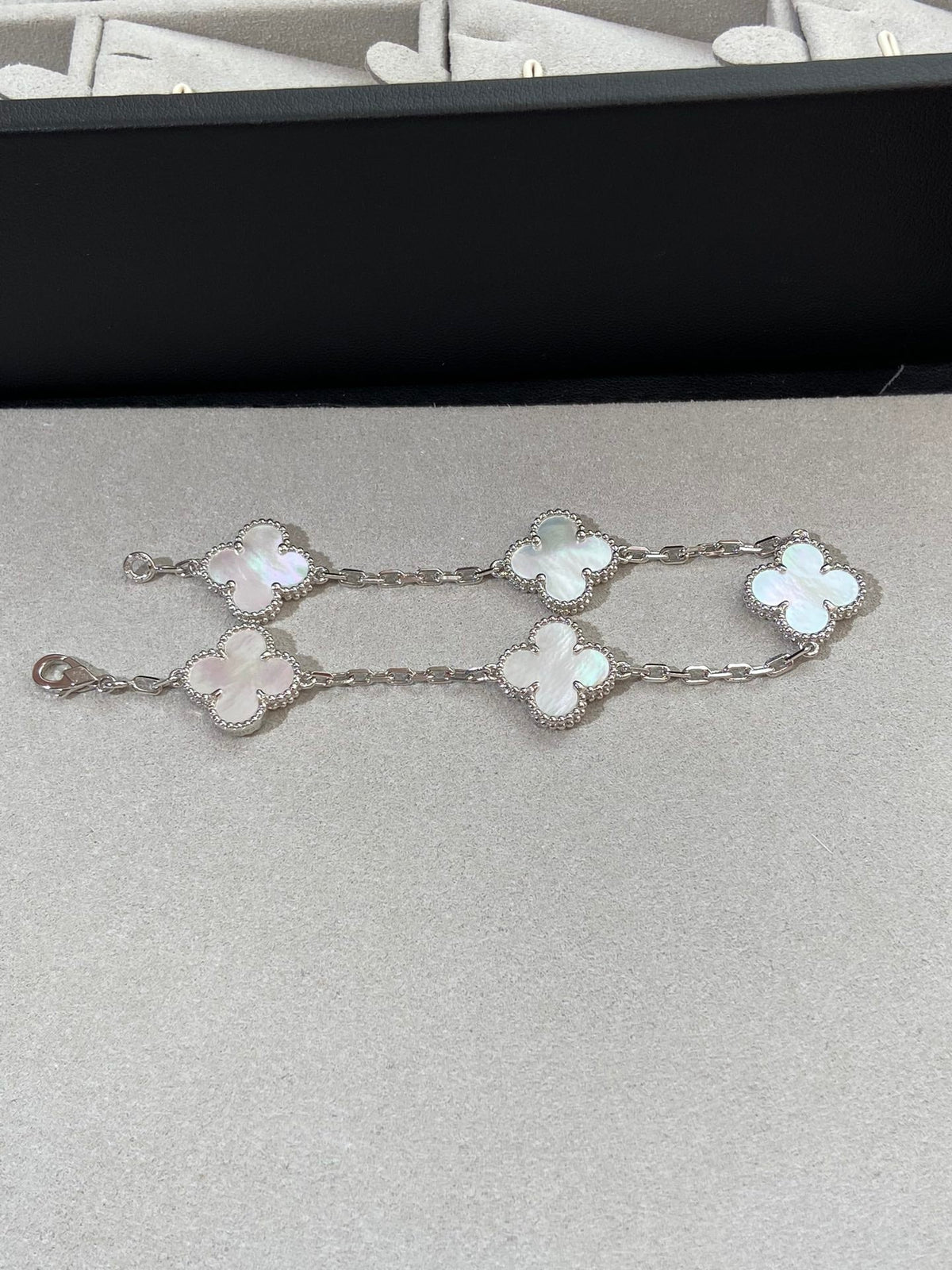 [LumiVibe]CLOVER WHITE PEARL MOP 5 MOTIF BRACELET COLLECTION