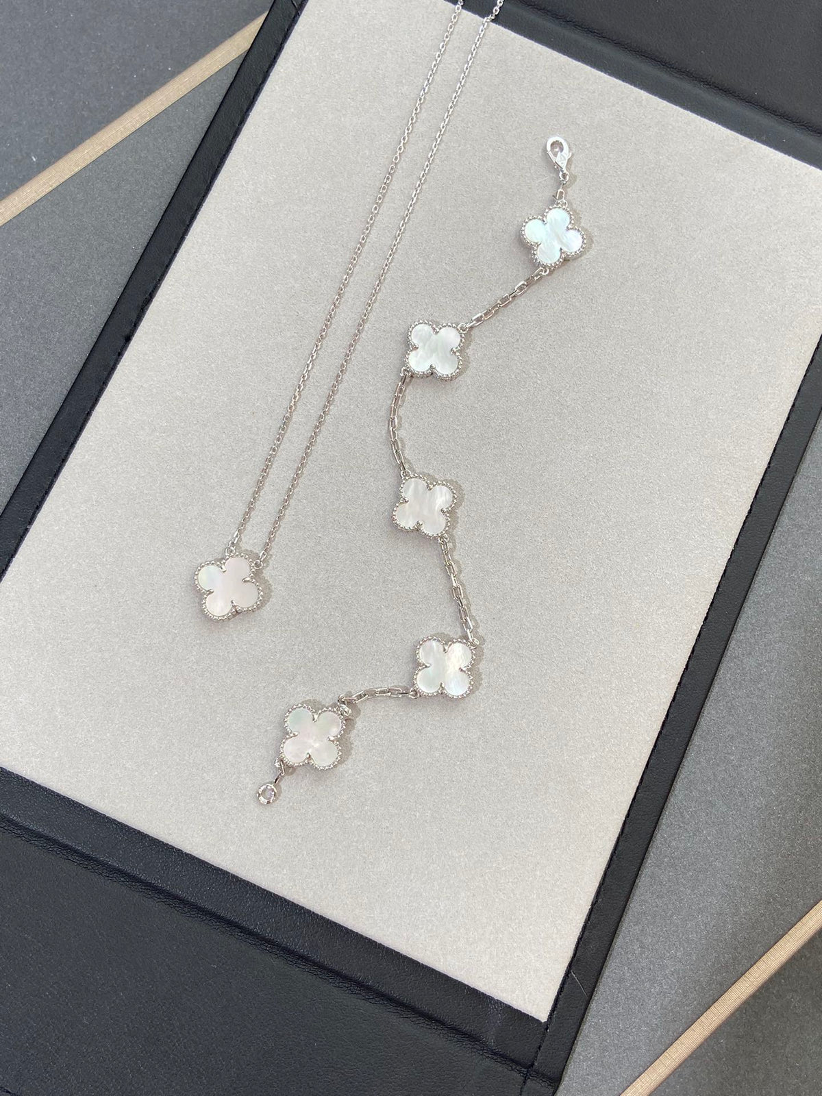 [LumiVibe]CLOVER WHITE PEARL MOP 5 MOTIF BRACELET COLLECTION