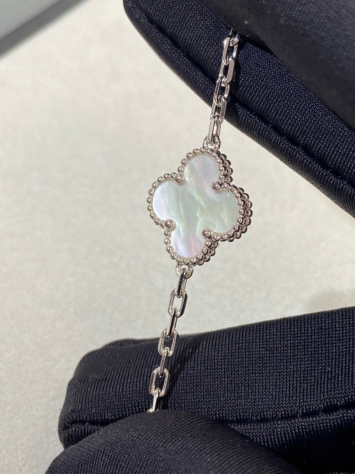 [LumiVibe]CLOVER WHITE PEARL MOP 5 MOTIF BRACELET COLLECTION
