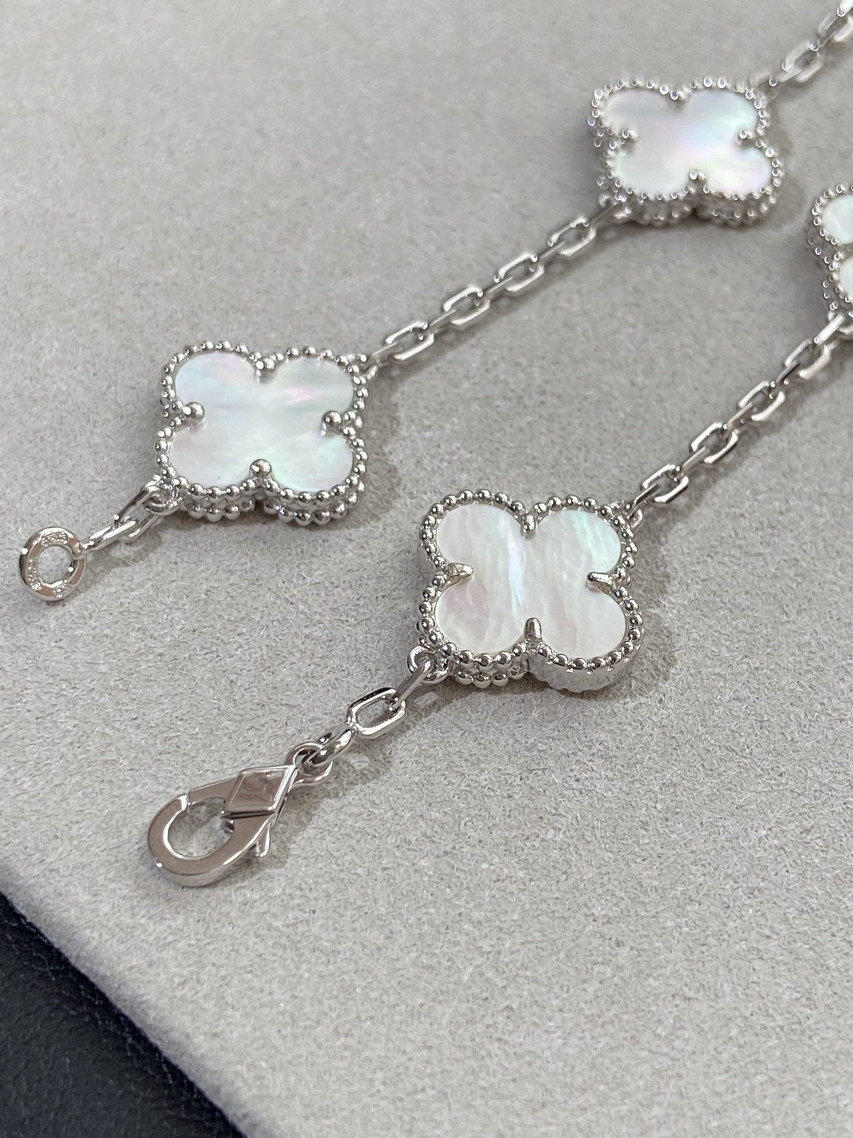 [LumiVibe]CLOVER WHITE PEARL MOP 5 MOTIF BRACELET COLLECTION