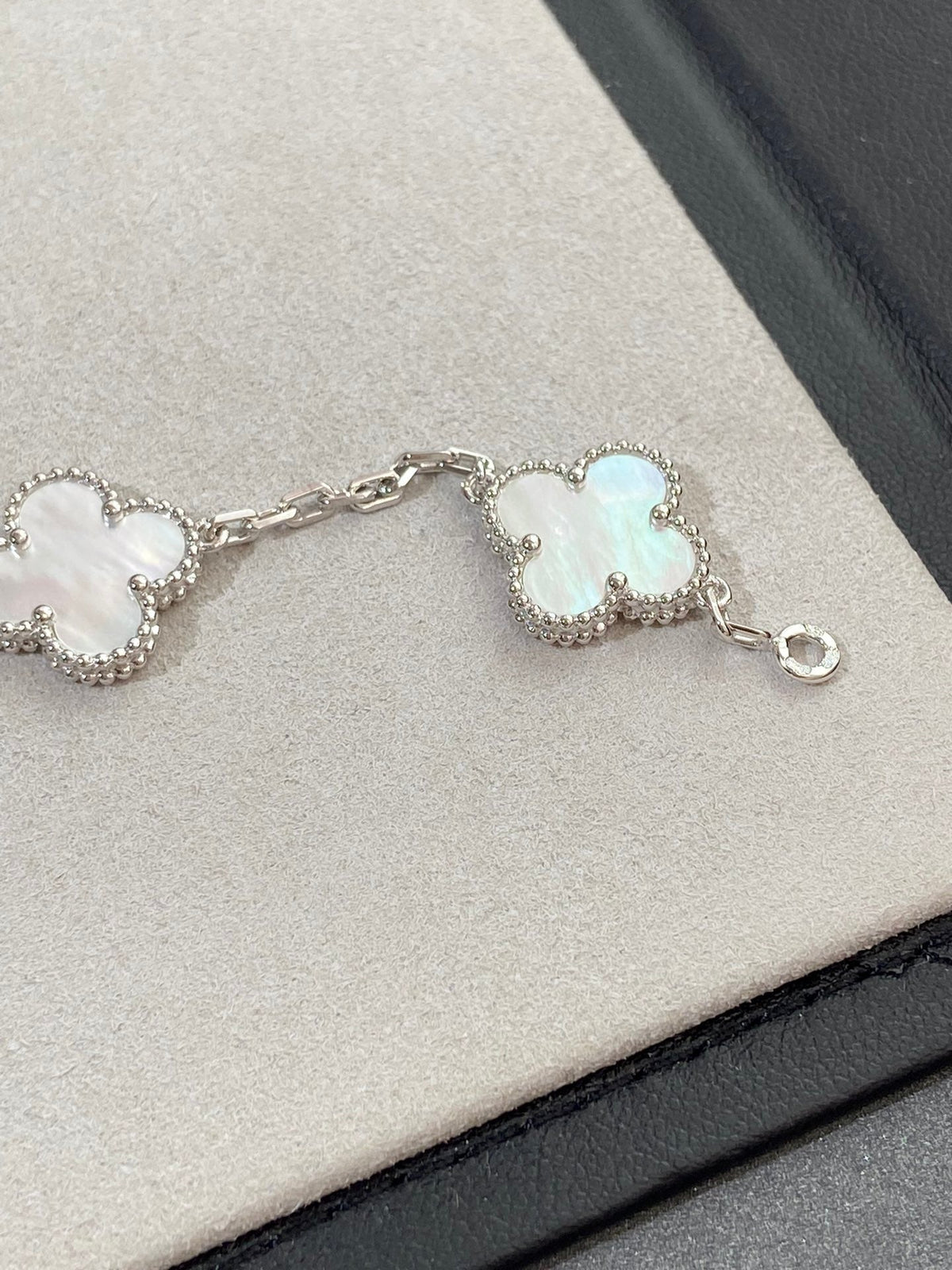 [LumiVibe]CLOVER WHITE PEARL MOP 5 MOTIF BRACELET COLLECTION
