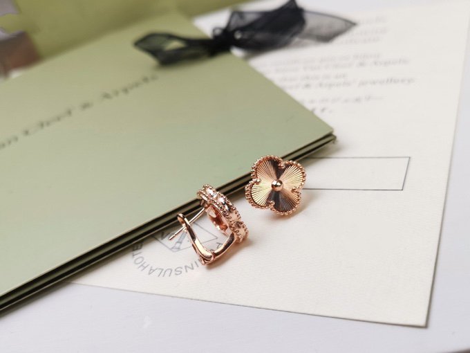 [LumiVibe]CLOVER MEDIUM STUD EARRINGS