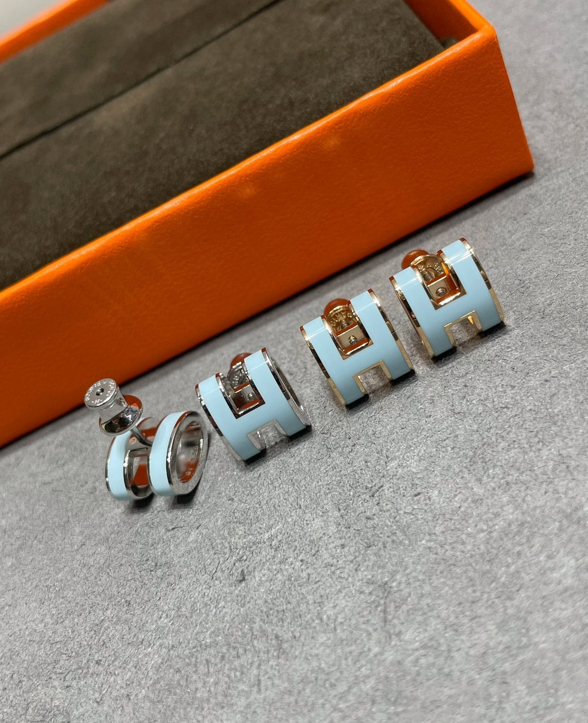 [LumiVibe]POP H SKY BLUE STUD EARRINGS