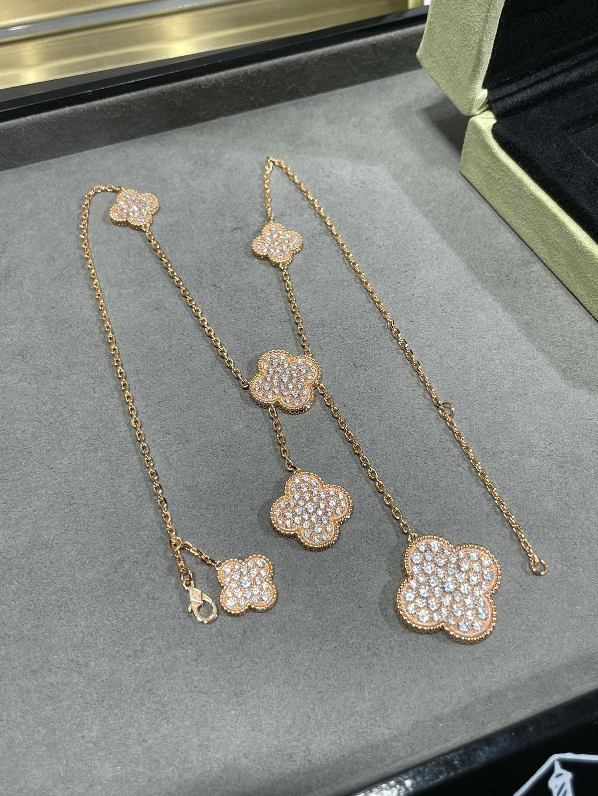 [LumiVibe]CLOVER 6 MOTIF DIAMOND PAVED NECKLACE