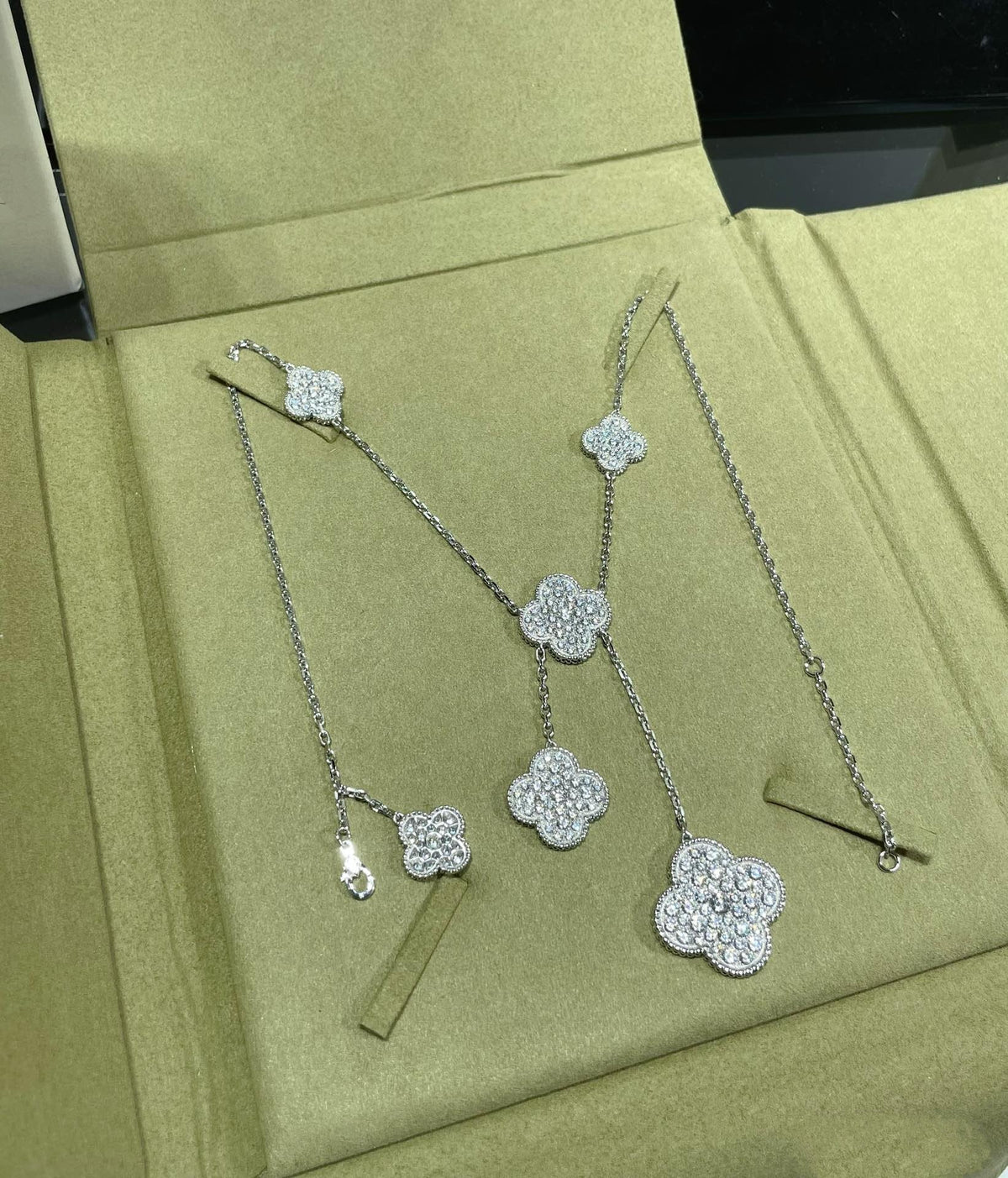 [LumiVibe]CLOVER 6 MOTIF DIAMOND PAVED NECKLACE